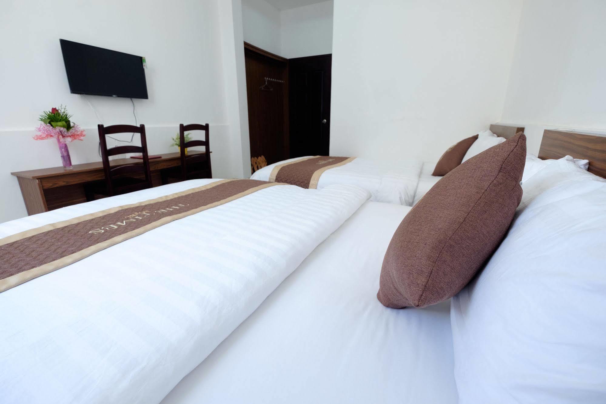 The Times Hotel Hue Bagian luar foto